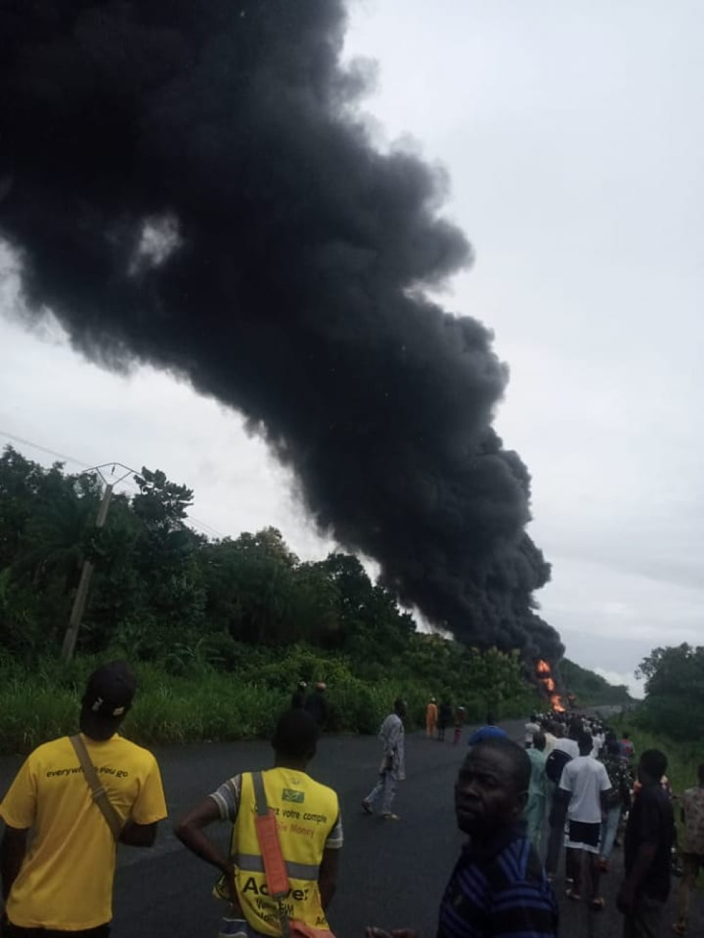 Tragédie sur la voie Inter-État : un camion de 15 Tonnes provoque un grave incendie près de Nagayilé