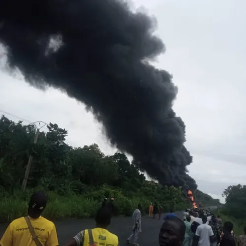 Tragédie sur la voie Inter-État : un camion de 15 Tonnes provoque un grave incendie près de Nagayilé