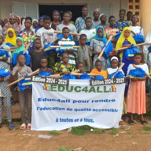Cérémonies de Remise des kits scolaires au meilleurs élèves des collèges et lycées de la commune de Bassila. L'oeuvre émane de l'ONG Éduc 4 ALL. L'opération sest déroulée la veille de la rentrée scolaire 2024 2025 dans les quatre arrondissement de Bassila