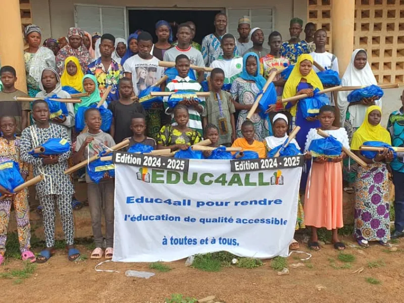 Cérémonies de Remise des kits scolaires au meilleurs élèves des collèges et lycées de la commune de Bassila. L'oeuvre émane de l'ONG Éduc 4 ALL. L'opération sest déroulée la veille de la rentrée scolaire 2024 2025 dans les quatre arrondissement de Bassila